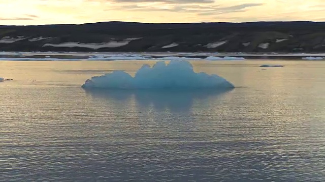 格陵兰岛午夜太阳下漂浮的冰山视频素材