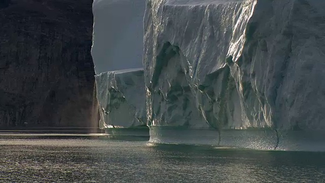 缓缓驶过格陵兰岛的一座巨大冰山视频下载