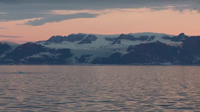 午夜的太阳缓缓驶过格陵兰山视频素材