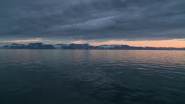 在格陵兰岛的冰山景观中航行视频素材