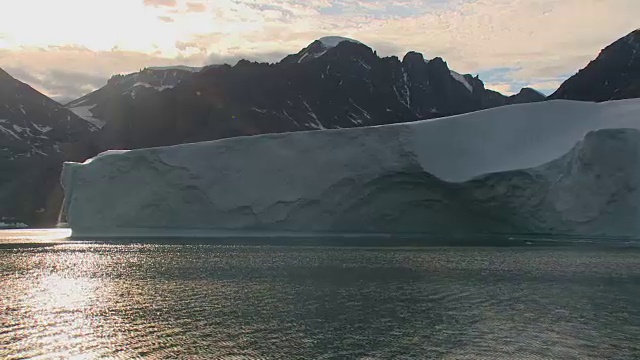 格陵兰岛峡湾漂浮着巨大的冰山视频素材