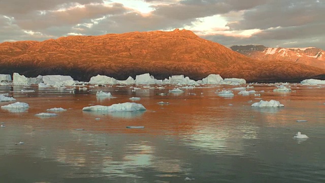 格陵兰岛午夜太阳景观的广角镜头视频素材