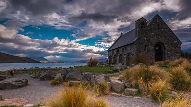 在特卡波湖的好牧人教堂的云朵时间流逝视频素材