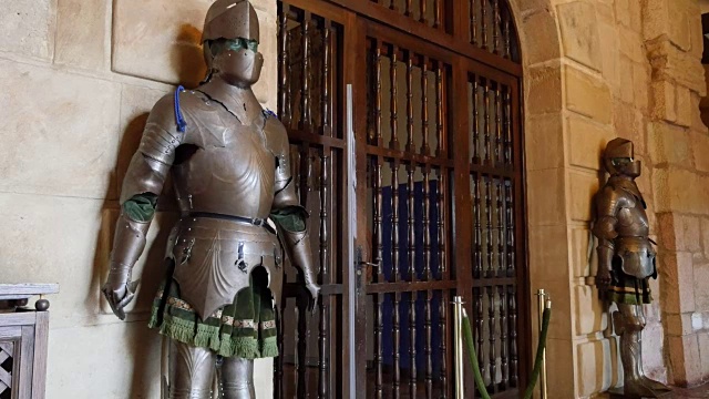 西班牙西古扎城堡里身穿盔甲的骑士视频下载