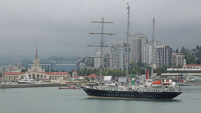 一艘游船驶入索契港口视频素材