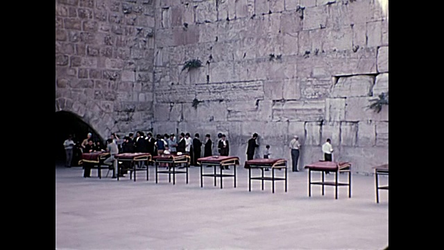 1969年家庭电影以色列-男人在哭泣墙祈祷宽和中镜头视频下载