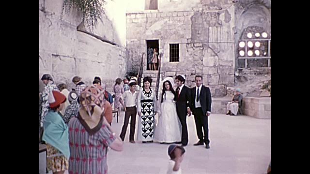 1969年家庭电影以色列——新娘和新郎在哭墙摆姿势拍照视频下载