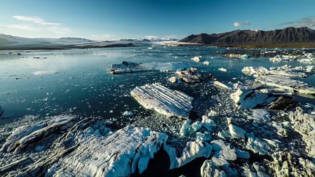 航拍:冰岛Jokulsarlon礁湖中的冰山视频素材
