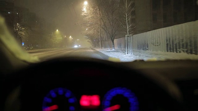 汽车在冬季行驶。视频素材