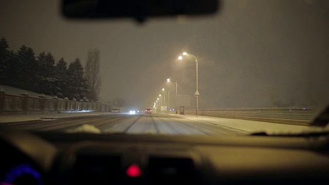 在一个下雪的夜晚开车。视频素材
