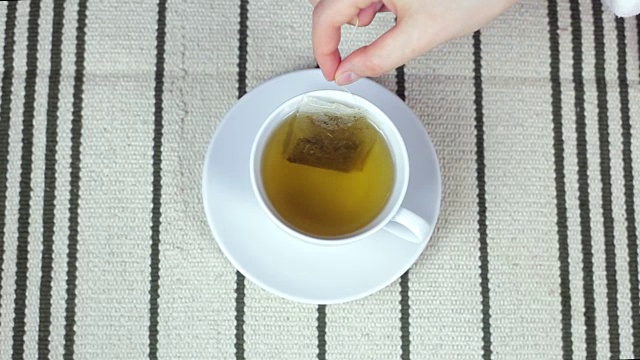 年轻的女人在喝茶。视频下载