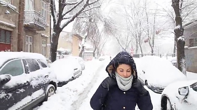下雪了走在街上。视频素材