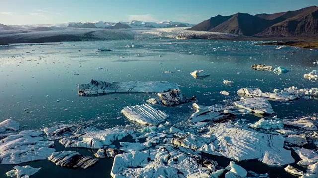 航拍:冰岛Jokulsarlon湖冰山湖视频素材