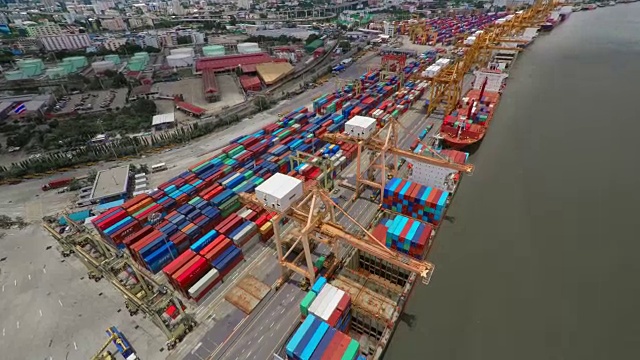 在港口装载集装箱的货船视频素材