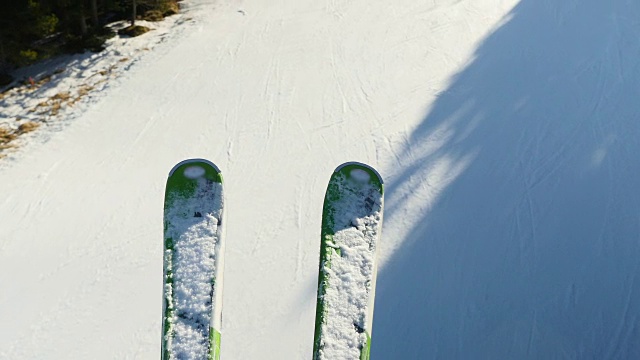 一对滑雪板的特写镜头。视频下载