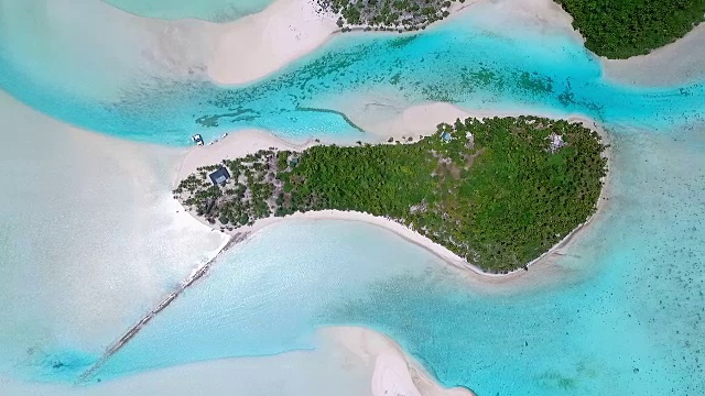 俯瞰一脚岛和海滩上的小船视频下载