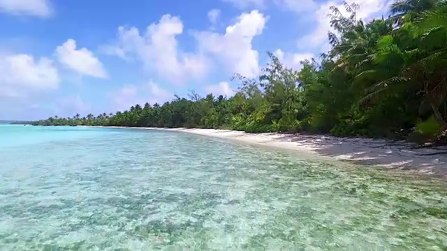 沿着太平洋岛屿泻湖海滩飞行，艾图塔基泻湖视频下载