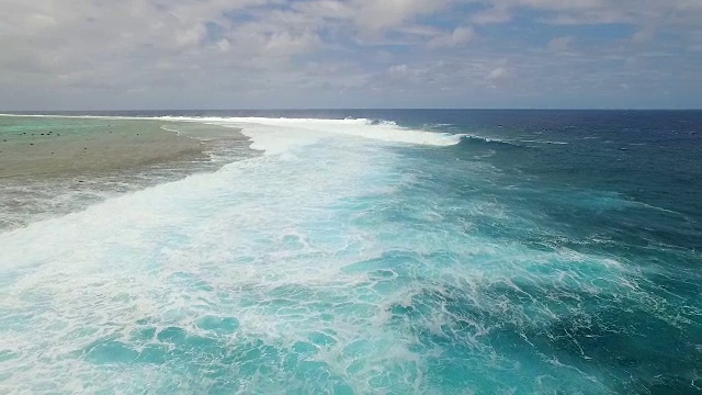 飞过太平洋暗礁上的巨浪，狂风暴雨视频下载