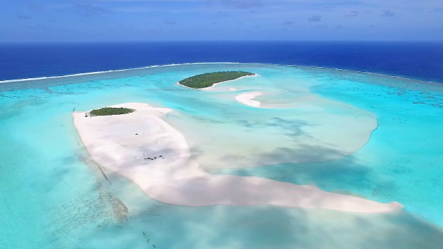 鸟瞰天堂岛，白色沙滩，绿松石泻湖和珊瑚礁视频下载