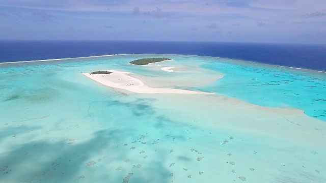鸟瞰天堂岛，白色沙滩，绿松石泻湖和珊瑚礁视频下载