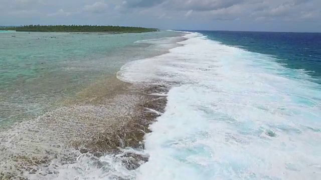 艾图塔基珊瑚礁上的巨浪正在上升视频下载