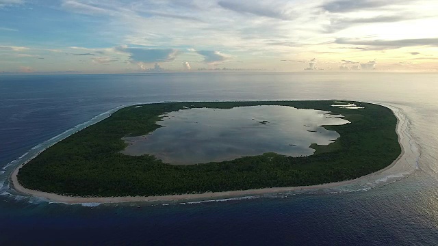 黎明时分，基里巴斯的曼拉环礁和泻湖视频下载