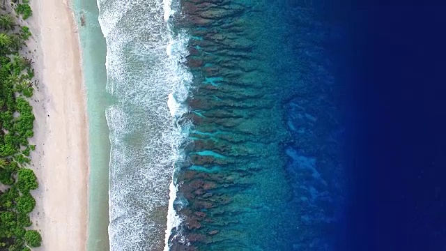 俯瞰温柔的海浪打破太平洋环礁视频下载