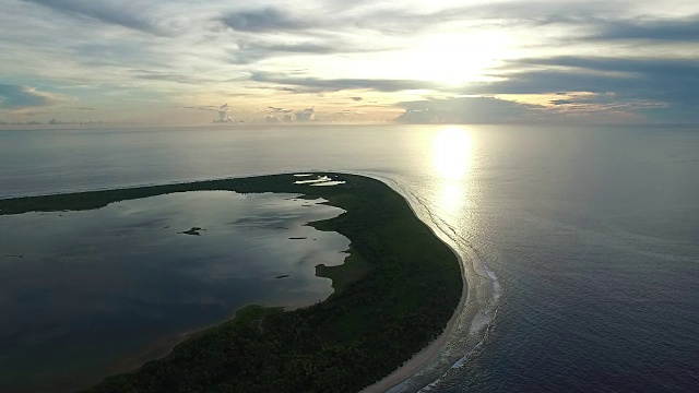 黎明时分，基里巴斯的曼拉环礁视频下载
