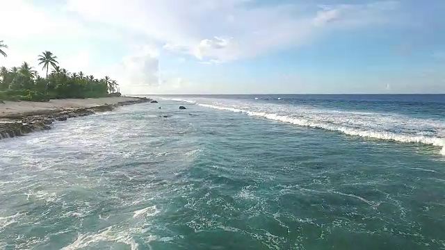 在Manra环礁的海岸线上移动并掀起海浪视频下载
