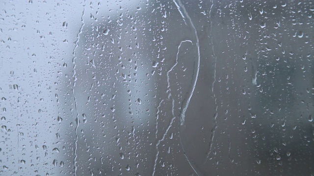 雨水滴在窗户玻璃上视频下载