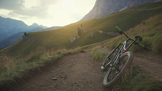 在白云岩上骑自行车视频素材