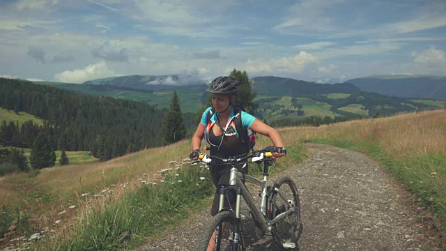 在白云岩上骑自行车的女人视频素材