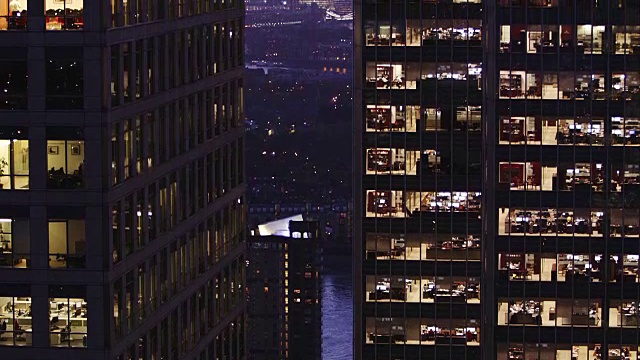 长镜头慢镜头向上拍摄黄昏时分的办公大楼视频素材