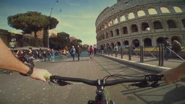 视角:骑自行车到罗马竞技场视频素材