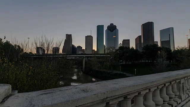 从桥上看日出的休斯顿市中心视频素材