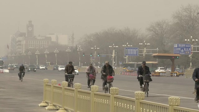 天安门广场附近骑自行车的人视频素材