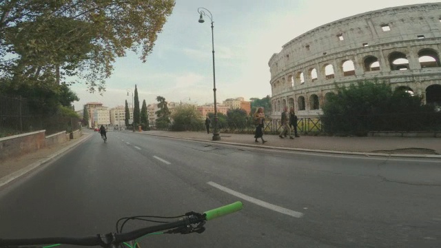 视角:骑自行车到罗马竞技场视频素材