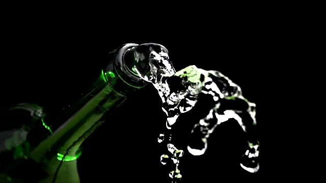 香槟酒瓶倒水视频素材