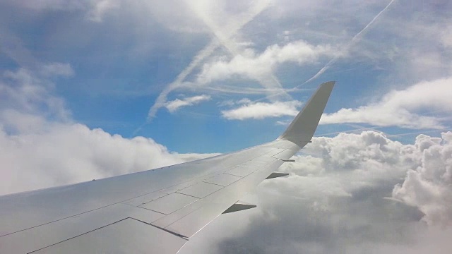 飞机穿越云层视频下载