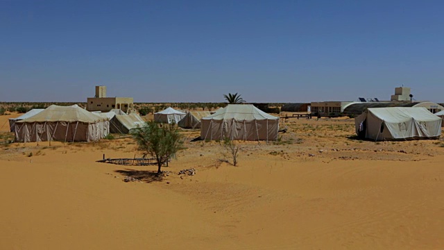 露营在突尼斯的大Erg东方/撒哈拉沙漠视频下载