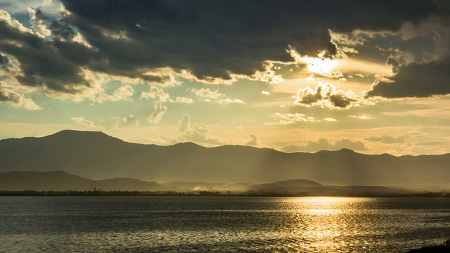 关phayao湖上的云和阳光，时光流逝视频素材
