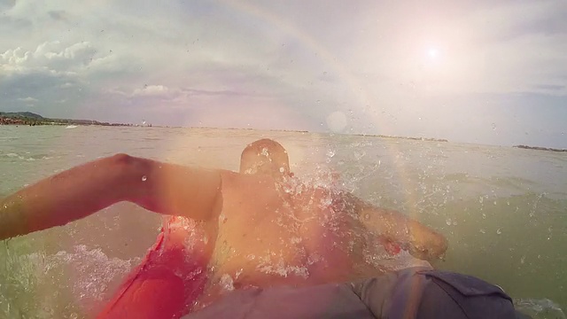 男人在沙滩上玩充气床垫视频下载