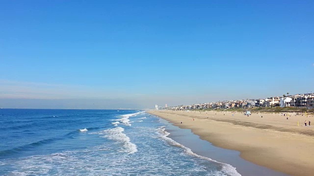 曼哈顿海滩，加利福尼亚:海滩面积，人们和房子视频下载