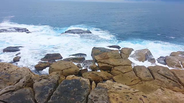 岩石和海洋在邦迪海滩，悉尼视频下载