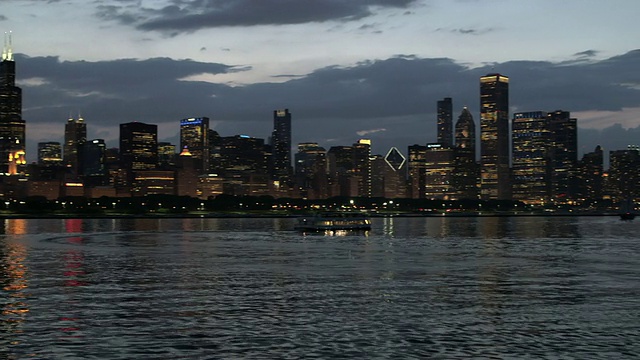 WS PAN芝加哥天际线与湖夜视频素材