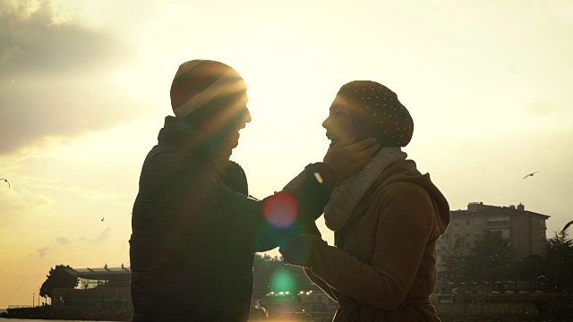 30多岁的幸福年轻情侣在阳光下接吻视频下载
