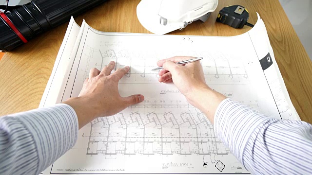 建筑师检查房屋蓝图视频素材