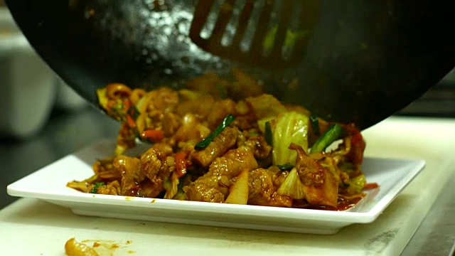 厨师正在做泰国菜视频素材
