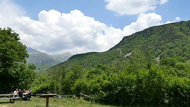 西班牙比利牛斯山野餐山谷视频素材
