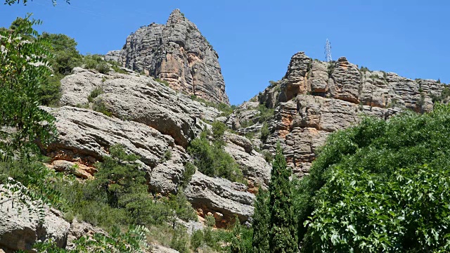西班牙比利牛斯山的岩石悬崖视频素材